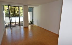 Kombinierter Wohn-Schlaf-Essbereich – Ansicht 1
