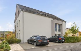 Pkw-Stellplatz (l.)